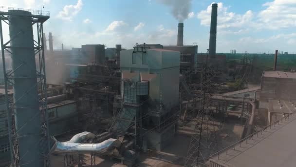 Grote metallurgische plant bovenaanzicht. Vliegen over een grote metallurgische rookfabriek. Industriële buitenkant van een grote onderneming — Stockvideo