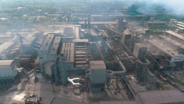 거대 한 금속 공장 꼭대기 전망. 거대 한 야금 흡연 공장 상공을 날고 있었습니다. 대기업의 산업 외부 — 비디오