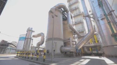 Modern bitki. Modern bir fabrikada parlak depolama tankları. Fabrikadaki modern boru hattı
