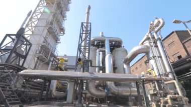 Fabrikanın içi. Fabrikadaki tanka giden bir sürü boru var. Modern bir üretim tesisi. Modern bir sanayi fabrikasının dışı.