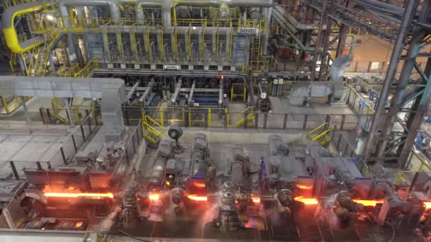 Proceso de producción de metal en una fábrica metalúrgica. Metal caliente rojo en una fábrica moderna. Fábrica metalúrgica moderna — Vídeo de stock
