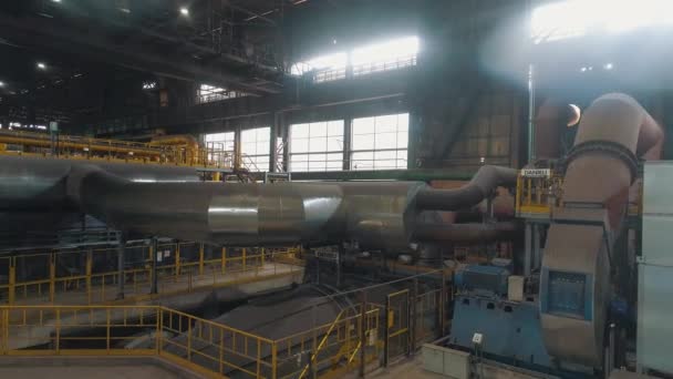 Grandi tubi metallici in fabbrica. Tubi di grande diametro in un'officina industriale. All'interno di uno stabilimento industriale. — Video Stock