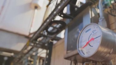 Fabrikada basınç göstergesi, endüstriyel basınç göstergesinde ok hareketi. Endüstriyel basınç göstergesi