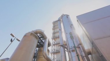 Modern endüstriyel dış görünüş. Modern bir fabrikada boru hattı. Fabrika depolama tankları