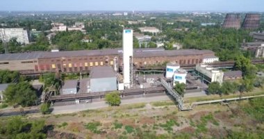 Üst görüşü yerleştir. Büyük, modern bir fabrika manzarası. Endüstri dışı