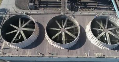 Fabrikanın hava manzaralı soğutma sistemi. Büyük endüstriyel hayran. Santraldeki havalandırma pervaneleri soğutuluyor.