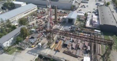 Metal depo hava görüntüsü. Metal ürünleri olan bir depo. Fabrika deposu hava görüntüsü