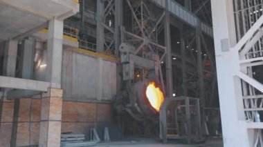 Metalurjik bir fabrikada endüstriyel iç mekan. Sıcak metal kepçe. Ağır çekimde çıkan kıvılcımlar. Endüstriyel iç