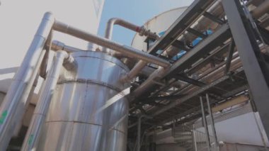 Modern bitki. Fabrikadaki modern boru hattı. Modern bir fabrikada parlak depolama tankları.
