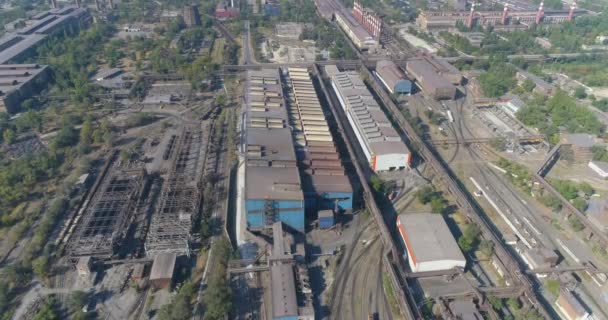 Vuelo sobre una gran planta metalúrgica. Vista aérea exterior industrial. Gran fábrica moderna — Vídeos de Stock