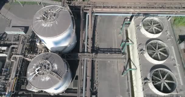 Kühlsystem in der Fabrik. Größere Ventilatoren in einem industriellen Kühlsystem. Industrielle Luftkühlung — Stockvideo