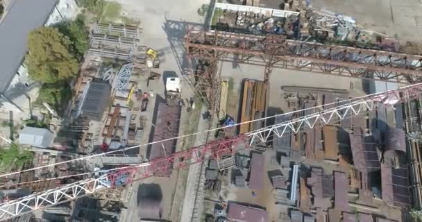 Věžový anténní výhled. Práce velkého stavebního jeřábu. Tower crane — Stock video