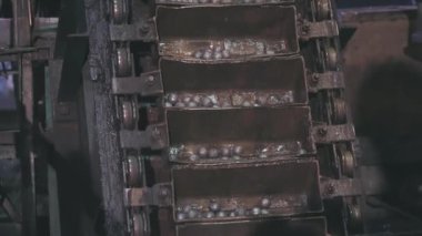 Taşıyıcıdaki metal topların hareketi, metal topların üretimi, öğütülmesi için metal toplar, fabrikadaki kovaların hareketi, bitki üreten toplar.