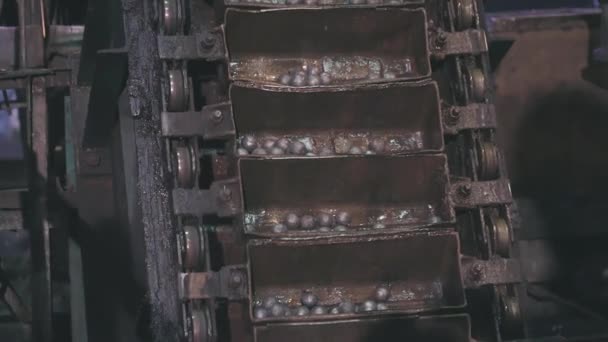 Förflyttning av metallkulor på transportören, tillverkning av metallkulor, metallkulor för slipning, förflyttning av skopor i fabriken, tillverkning av kulor — Stockvideo