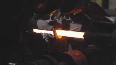 Sıcak metal kurdele, metal işleme tesisinde üretim süreci, üretim aşamasında yuvarlanan metal, pırıl pırıl metal silindirlerde yuvarlanma.