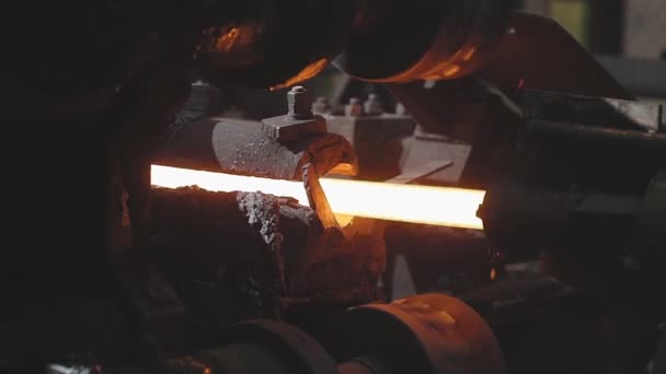 Μετακίνηση σε μια θερμή μεταλλική κορδέλα, διαδικασία παραγωγής σε ένα εργοστάσιο έλασης μετάλλων, τροχαίο μέταλλο σε φάση παραγωγής μπάλα, τροχαίο μέσα από αφρώδη μεταλλικά κυλίνδρους — Αρχείο Βίντεο