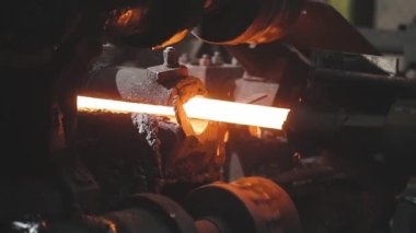 Sıcak metal kurdele, metal işleme tesisinde üretim süreci, üretim aşamasında yuvarlanan metal, pırıl pırıl metal silindirlerde yuvarlanma.