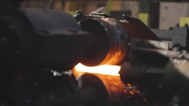 Sıcak metal kurdele, metal işleme tesisinde üretim süreci, üretim aşamasında yuvarlanan metal, pırıl pırıl metal silindirlerde yuvarlanma.