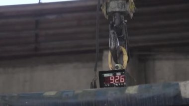 Metal topları olan fabrika mıknatısı, endüstriyel mıknatıs, top üretimi, bilye üretimi.