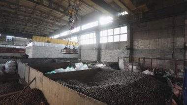 Metal topları olan fabrika mıknatısı, endüstriyel mıknatıs, top üretimi, bilye üretimi.