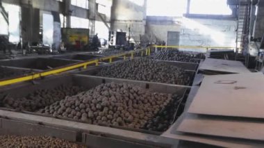 Metal top üretimi, metal topları olan bir depo, bir değirmen için toplar, yakın çekim.