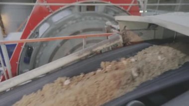 Top değirmeninde öğütülmüş malzemeler. Taşıyıcı Şerit Hattı, Kum Taşıyıcı Şeridi