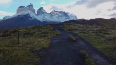 Torres del Paine Dağı manzarası. Patagonya 'da Cerro Paine Grande Dağı' nın yanında..