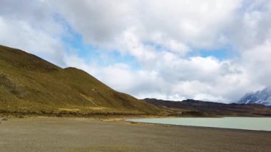 Patagonya dağları. Gün batımında Cerro Payne Grande ve Torres del Paine Dağı