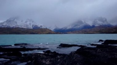 Patagonya dağları zaman aşımına uğradı. Gün batımında Cerro Payne Grande ve Torres del Paine Dağı