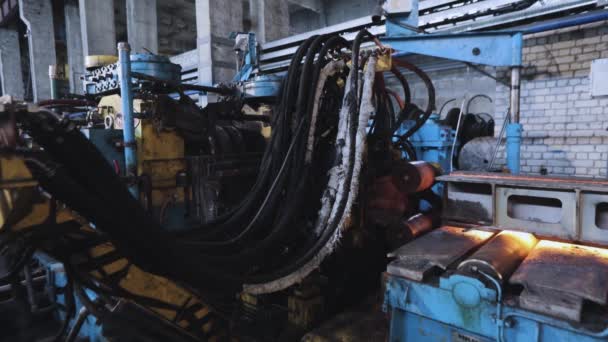 Déplacement sur un ruban métallique chaud, laminage de métal en production, phase de production de billes, processus de production dans une usine de laminage de métaux, laminage à travers des rouleaux métalliques étincelants — Video