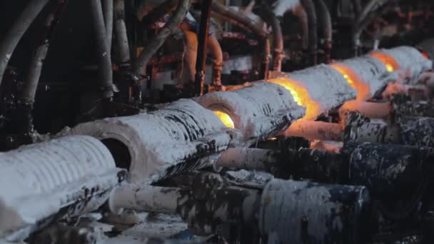 금속 압착 공장에서 생산 공정뜨거운 금속 리본으로 이동 생산에서 금속 압연 공정 공 생산 단계, — 비디오