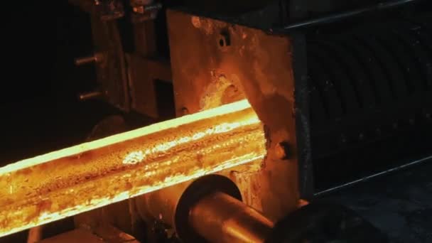 Processus de production dans une usine de laminage de métaux, déplacement sur un ruban métallique chaud, laminage de métaux en production, phase de production de billes, — Video