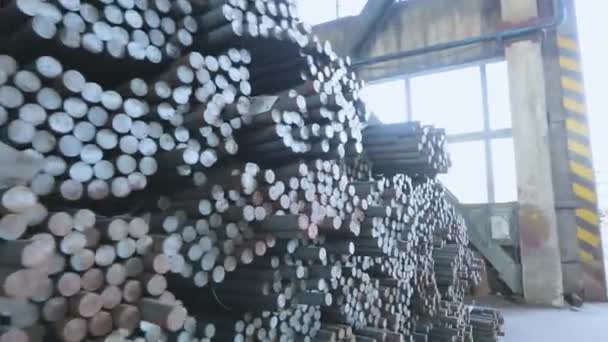 Kulatý kovový prázdný, kovový prázdný, sklad kovových sochorů v továrně. — Stock video