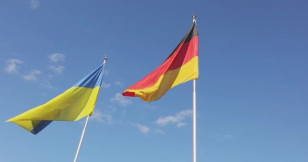 Drapeau ukrainien et allemand agitant isolé avec un ciel bleu en arrière-plan au ralenti. Allemagne, Deutschland — Video