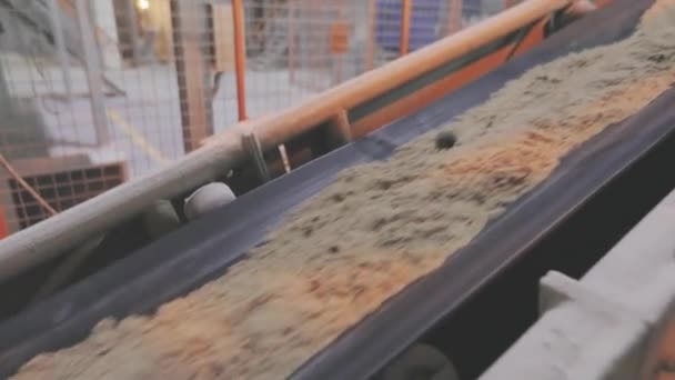 Slipning av bulkmaterial i en kulkvarn. Transportband, Sand Conveyor Belt Line — Stockvideo