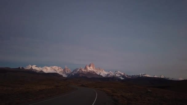 Solen faller på toppen av bergen Cerro Payne Grande och Torres del Paine i nationalparken Torres del Paine vid solnedgången — Stockvideo