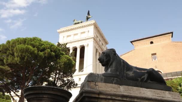 Monumento a Victor Emmanuel II vista lateral. Instituto de investigación. La fuente del león Monumento a Víctor Manuel II en el fondo — Vídeos de Stock