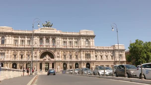 イタリア最高裁判所は、ローマの中心部に古代の外観を持つ美しい建物です。コルテ・スプリマ・ディ・カッサージョ — ストック動画