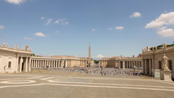 Генеральный план площади Св. Петра, люди ходят вокруг площади Св. Петра. Площадь генерального плана Сент-Перта. Рим, Италия — стоковое видео