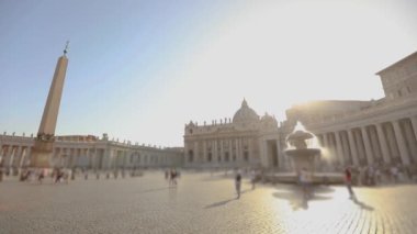 Saint Perth genel planının meydanındaki çeşme. Roma, İtalya. St. Peters Meydanı genel planı, St. Peters Meydanı 'nda insanlar yürüyor..