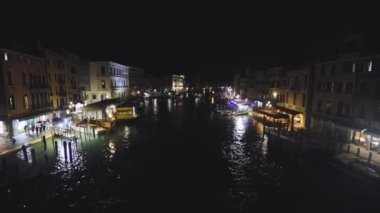 Tekne Venedik 'teki Büyük Kanal boyunca gidiyor. Venedik geceleri, Venedik 'in güzel gece manzaraları, Venedik' in gece kanalları..