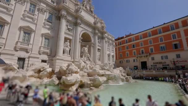 이탈리아 로마의 트레비 분수 근처에 있는 관광객들. Trevi Fountain general plan — 비디오