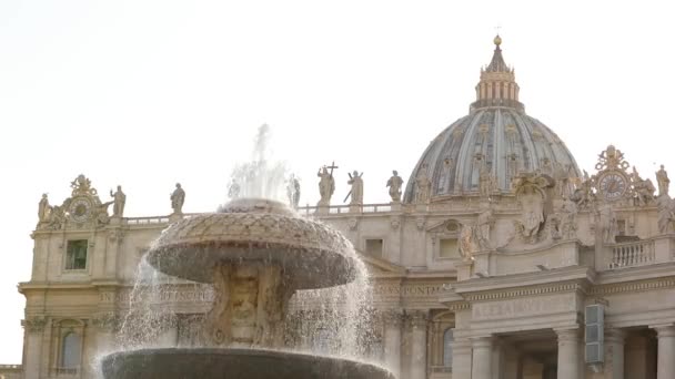 Fontanna na Placu Świętego Piotra. Plac św. Piotra. Włochy, Rzym, — Wideo stockowe