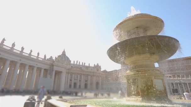 Fontaine sur la place Saint-Pierre. Italie, Rome. Fontaine de la place Saint-Pierre au ralenti — Video