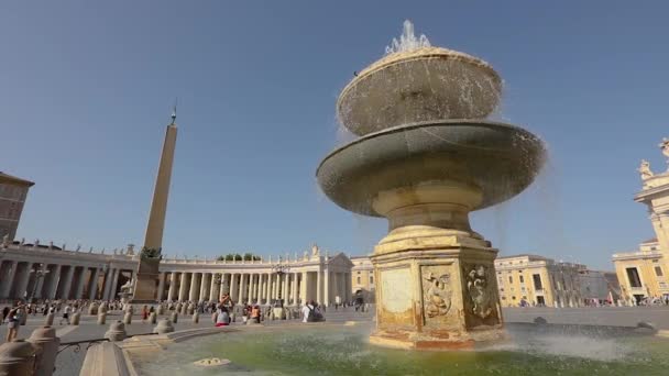 Fuente de la Plaza de San Pedro cerca de Italia, Roma. Fuente de St. Peters Square cámara lenta. — Vídeos de Stock