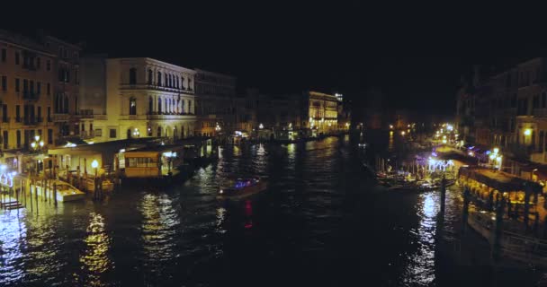 Loď se plaví podél Grand Canal v Benátkách v noci, noční záběr na Grand Canal, Benátky, Itálie — Stock video
