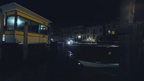 Aparcamiento de taxis fluviales en el muelle. Venecia, Italia. Marco nocturno del canal de Venecia por la noche — Vídeos de Stock