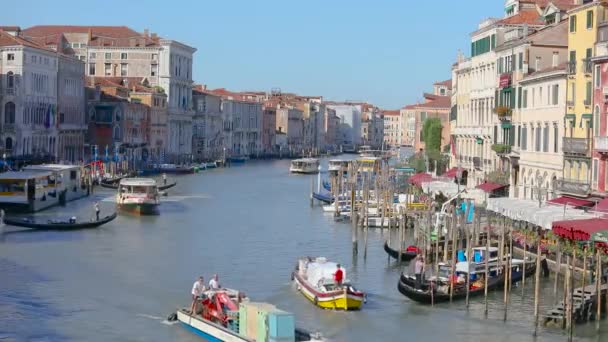 Venise, le Grand Canal. Bateaux naviguant sur le Grand Canal, gondoles dans le Grand Canal — Video