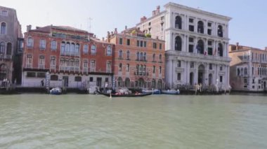 Venedik kanallarındaki bir tekneden görüntüler. Venedik kanallarında tekneler. Venedik Binası Dış Mekan, Venedik Tekne Gezisi