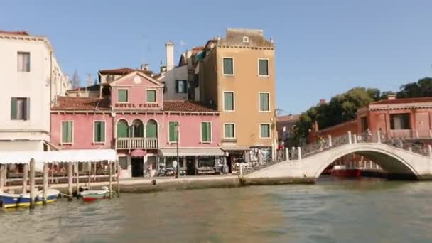 Кадры с лодки в каналах Венеции. Лодки в каналах Венеции. Экстерьер здания в Венеции, прогулка на лодке — стоковое видео